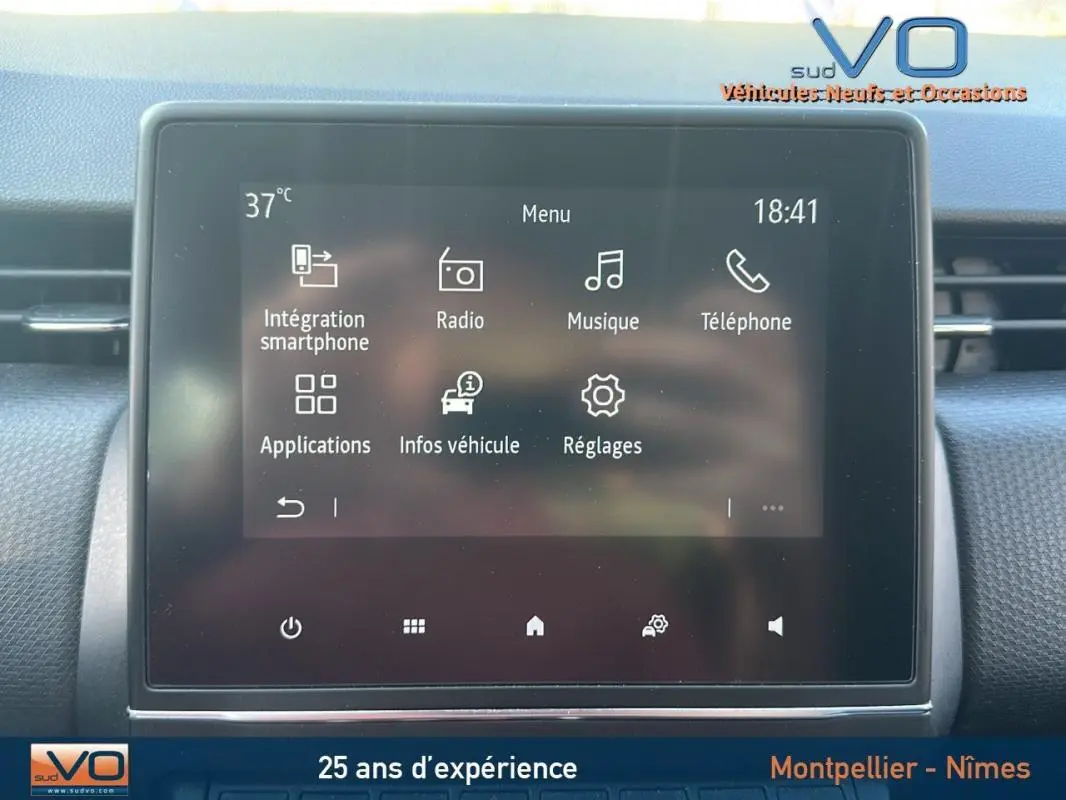 Écran tactile central de la Renault Clio V TCe 90 Equilibre 2023 affichant le menu multimédia avec options smartphone et radio.