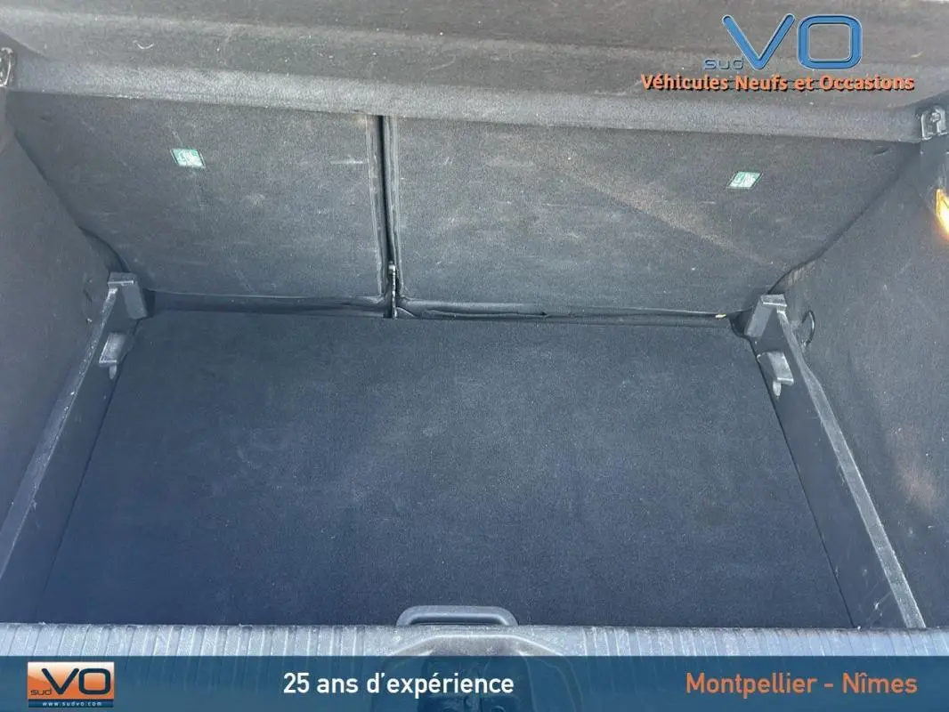 Coffre vide vu de dessus d'une Renault Clio bleu foncé 2023, version V TCe 90 Equilibre.