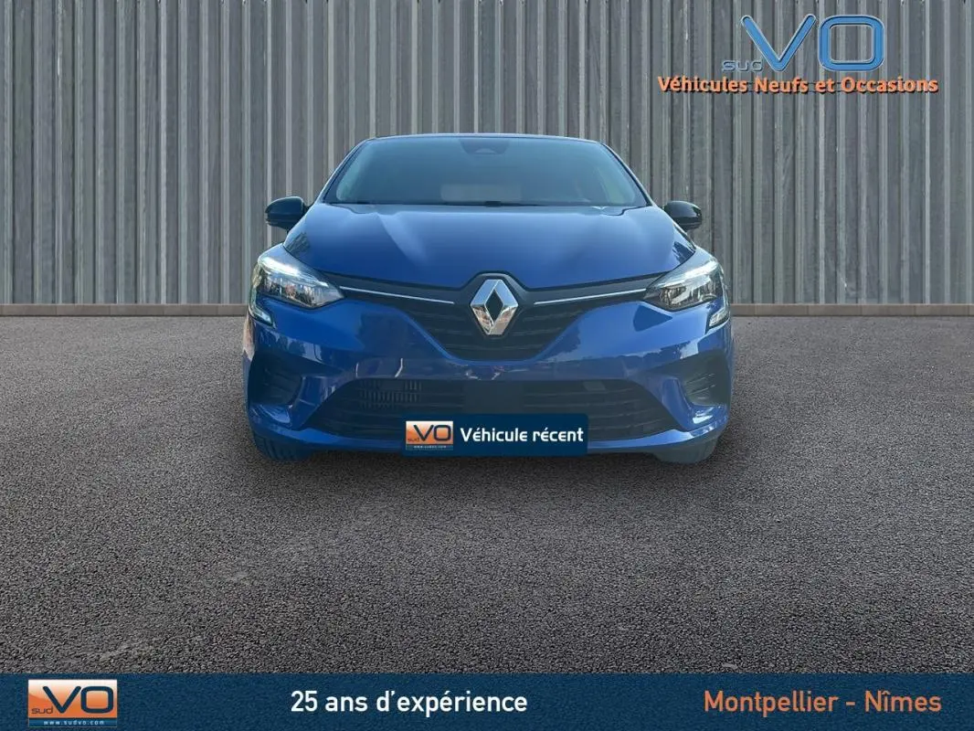 Vue frontale d'une Renault Clio V TCe 90 Equilibre bleu foncé 2023, avec logo Renault bien visible sur la calandre.