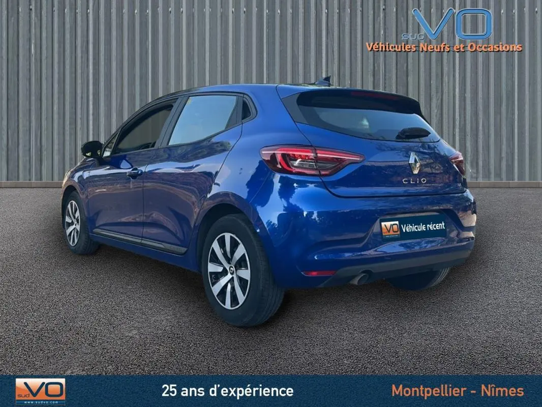 Vue 3/4 arrière droite d'une Renault Clio bleu foncé 2023 avec feux arrière LED et jantes alliage visibles