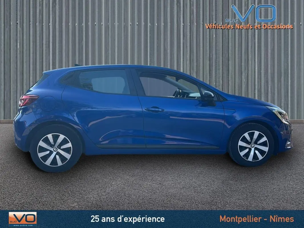 Profil côté gauche d'une Renault Clio V TCe 90 Equilibre bleu foncé 2023, compacte et élégante sur fond neutre.