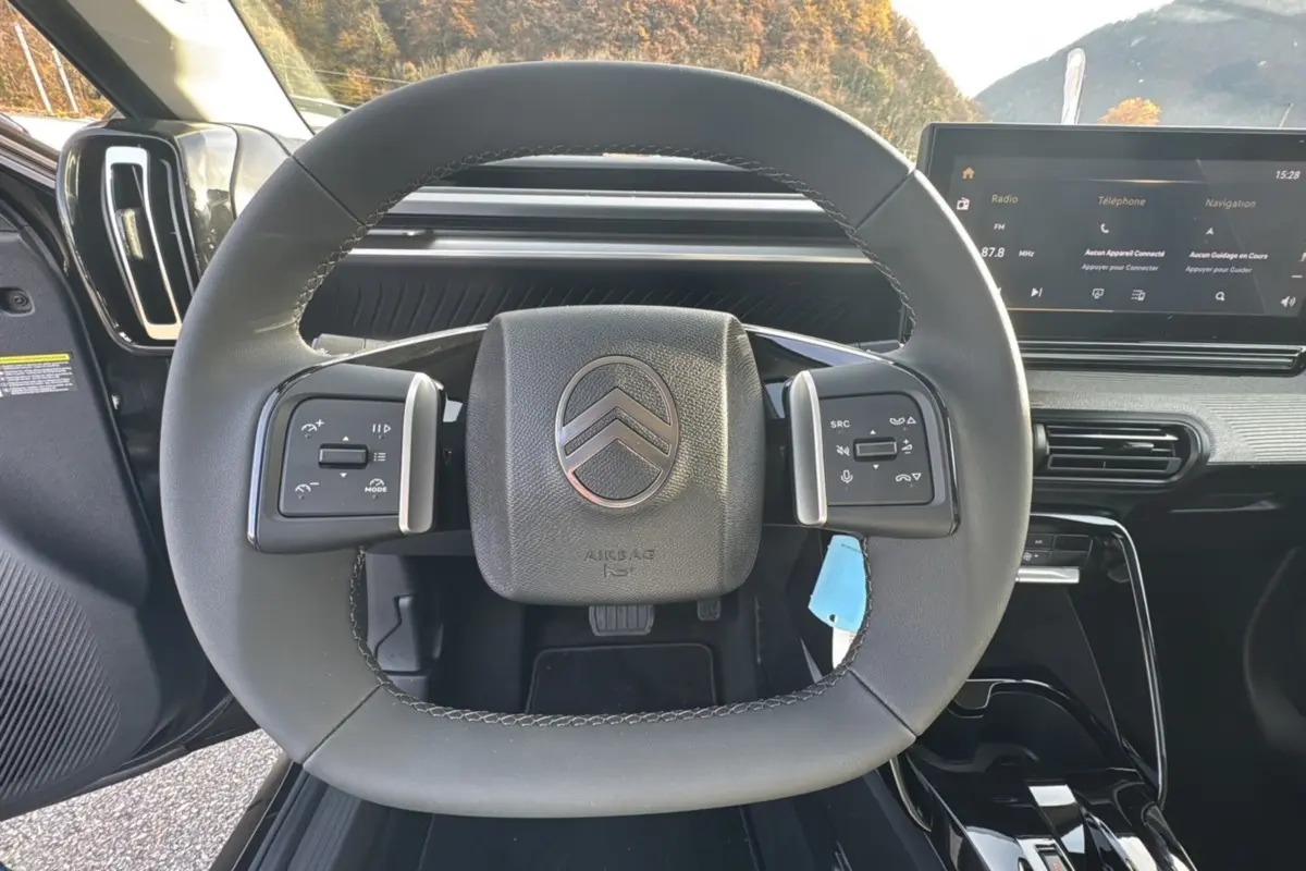 Volant cuir multifonctions Citroën C3 Aircross Hybrid 145 vu de face avec écran tactile et tableau de bord noir.