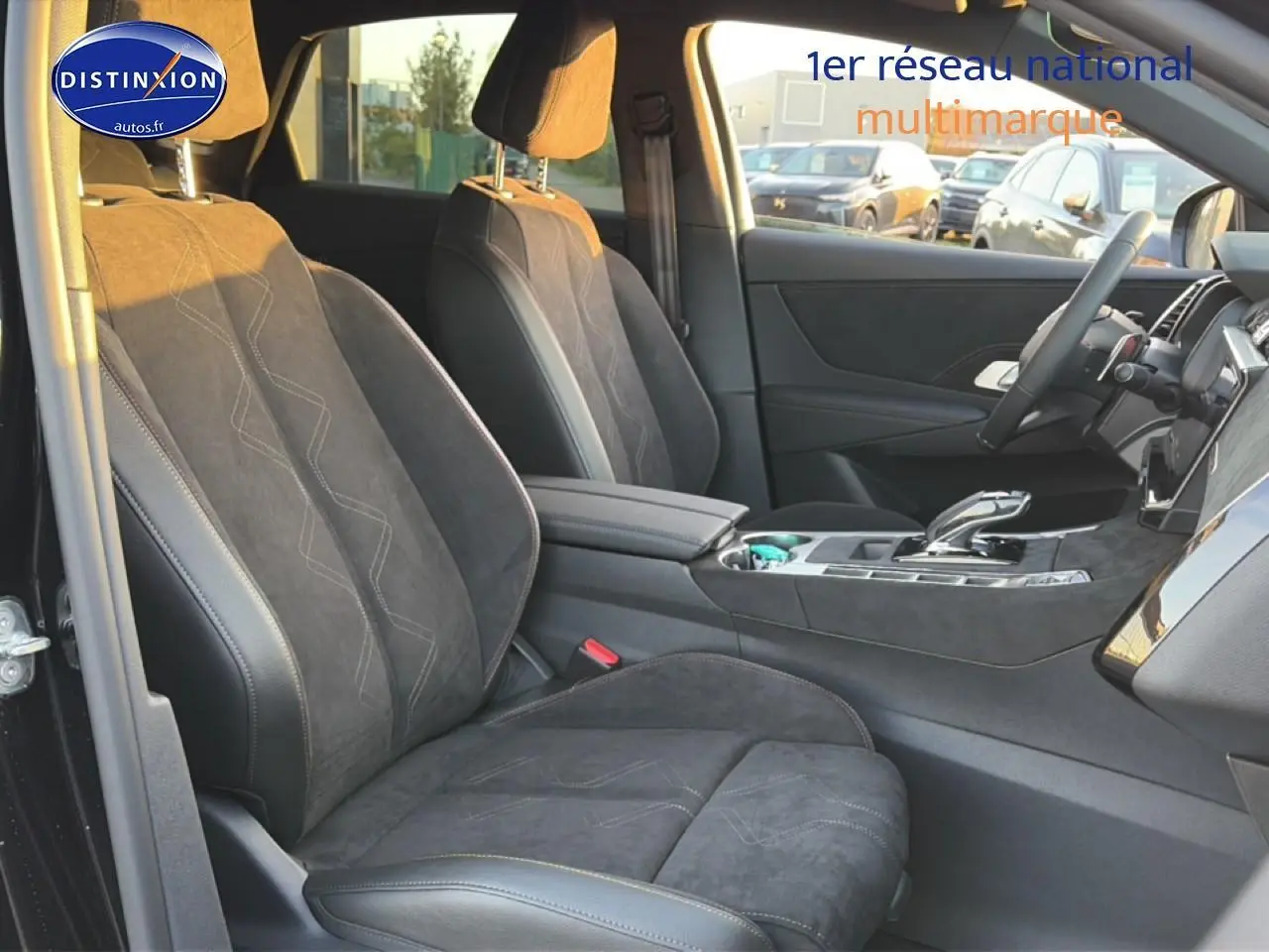 Vue intérieure côté conducteur du DS7 noir 2026, sièges en alcantara avec surpiqûres et console centrale élégante.