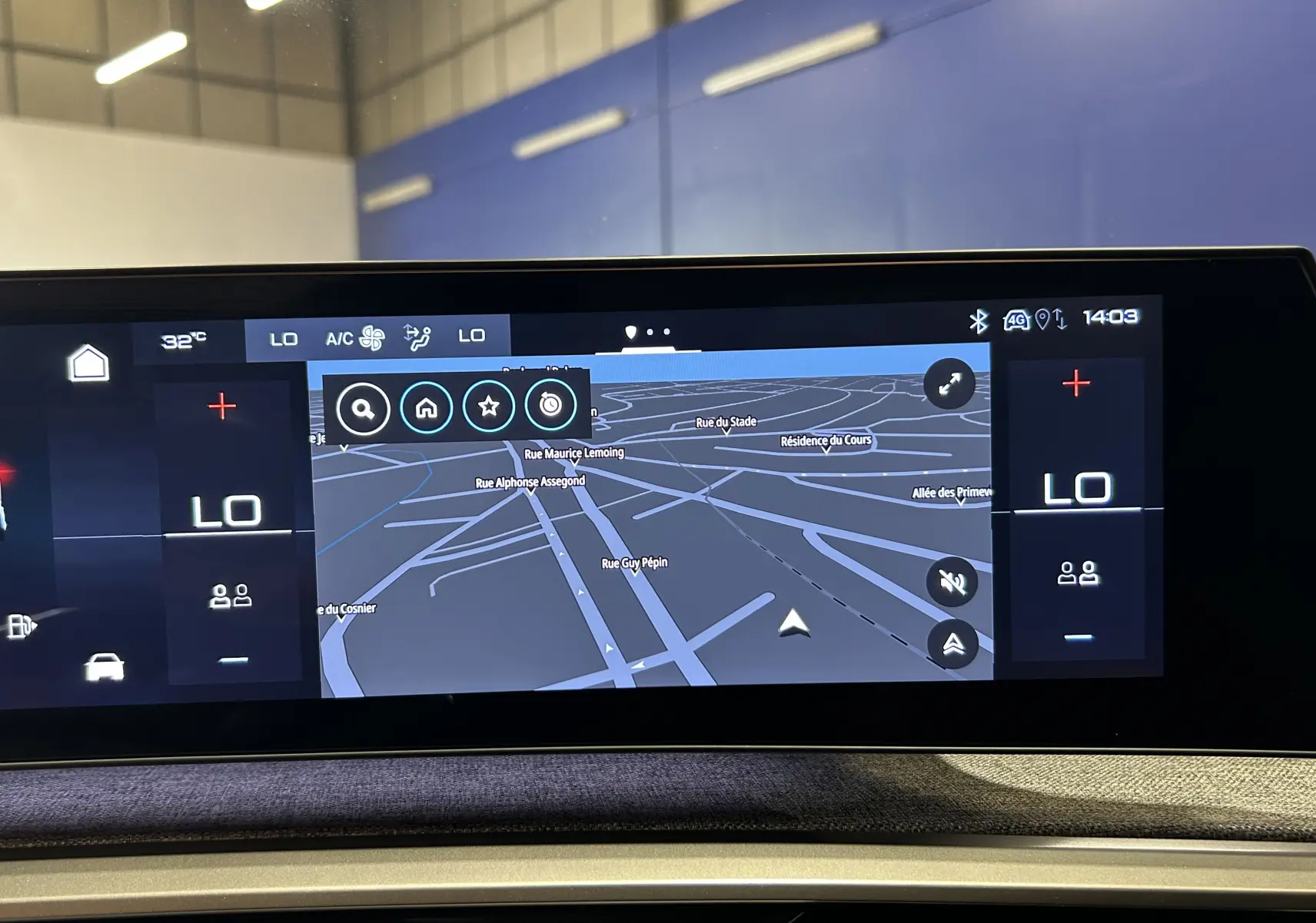 Écran tactile du système de navigation du Peugeot 3008 Hybrid 2024 affichant une carte en mode nuit.