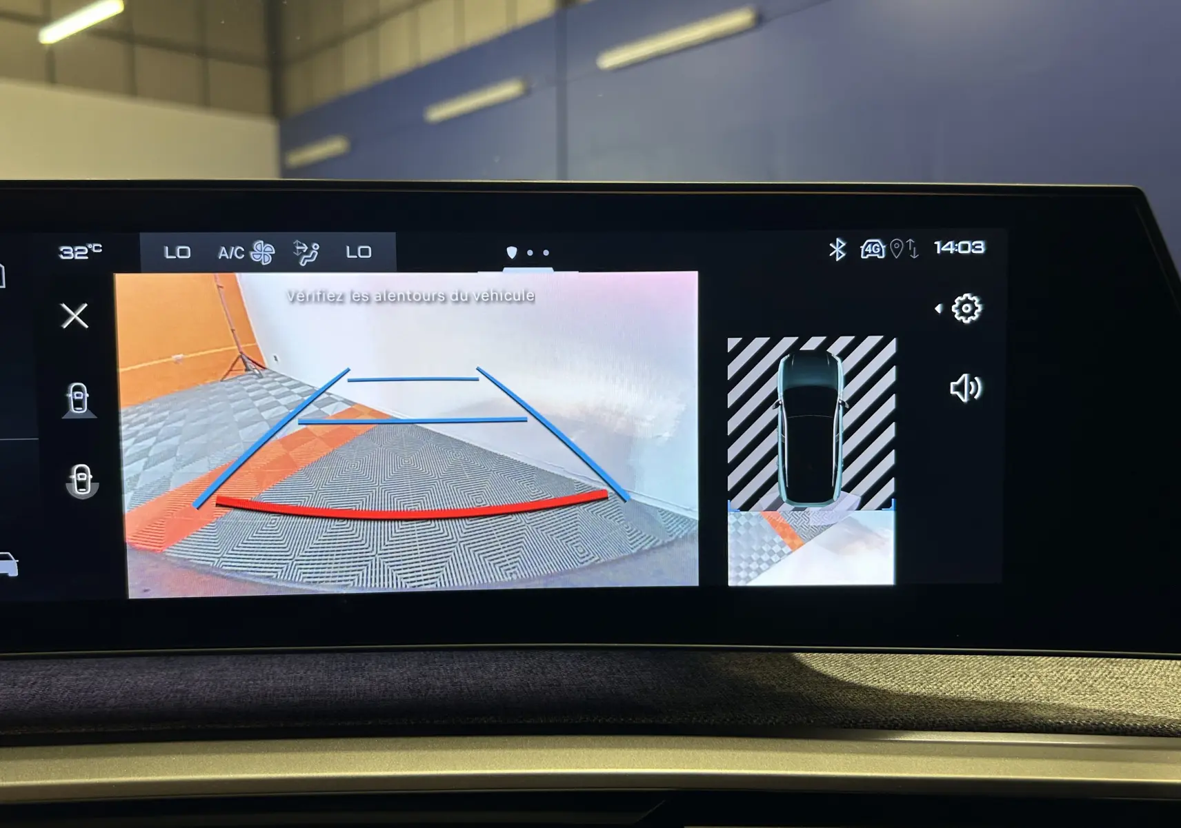 Écran de caméra de recul du Peugeot 3008 Hybrid 2024 avec affichage des trajectoires et vue 360° intérieure.