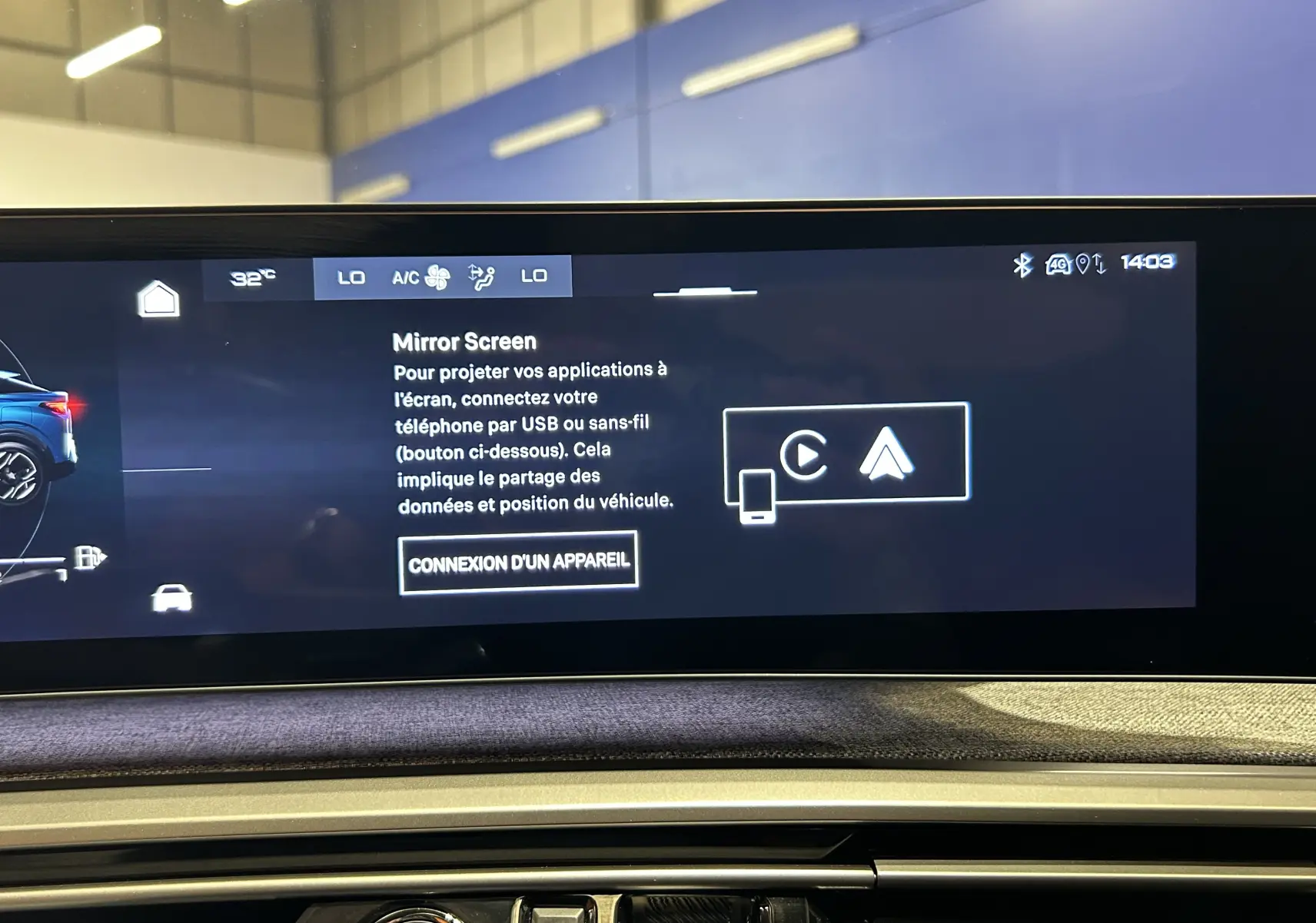 Écran tactile central du Peugeot 3008 Hybrid 2024 affichant l'interface Mirror Screen en intérieur.