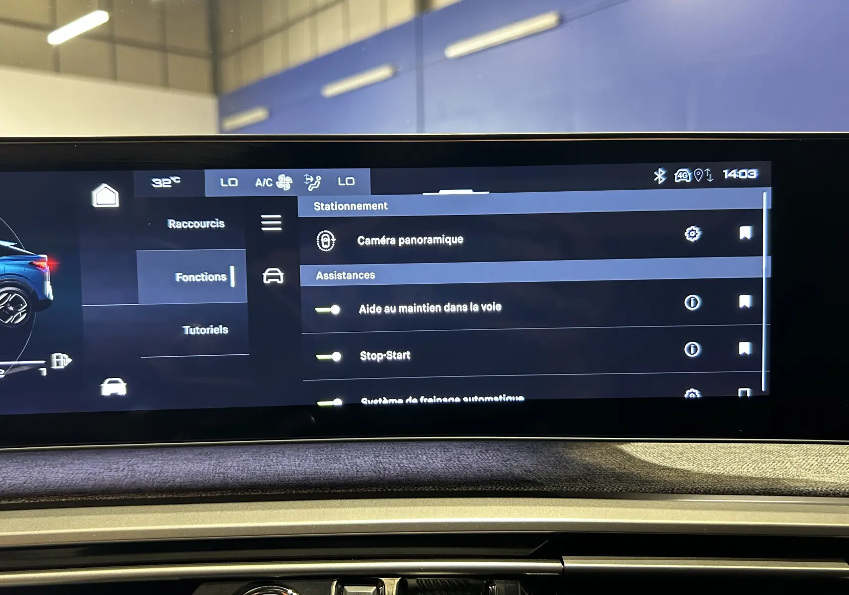 Écran tactile central du Peugeot 3008 Hybrid 2024 montrant les options d’assistance à la conduite en intérieur.