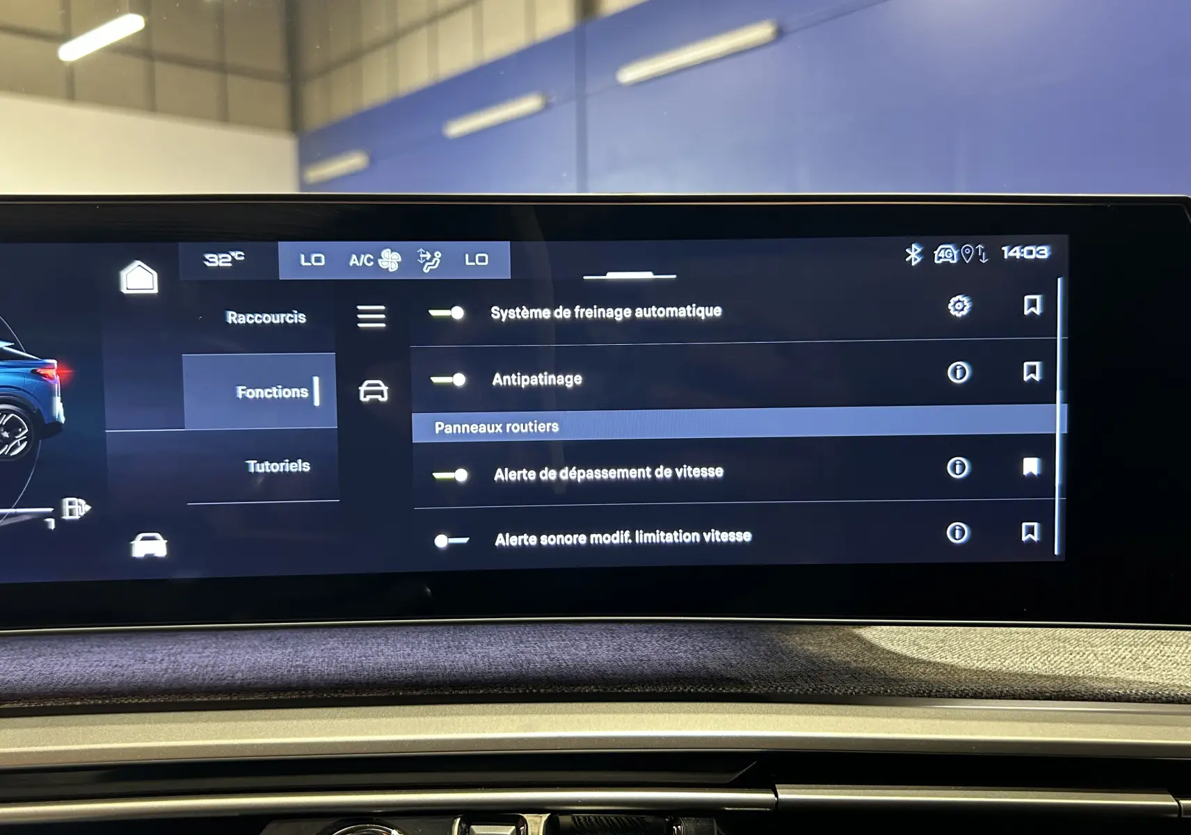 Écran tactile central du tableau de bord du Peugeot 3008 Hybrid 2024 affichant les options d’aide à la conduite.