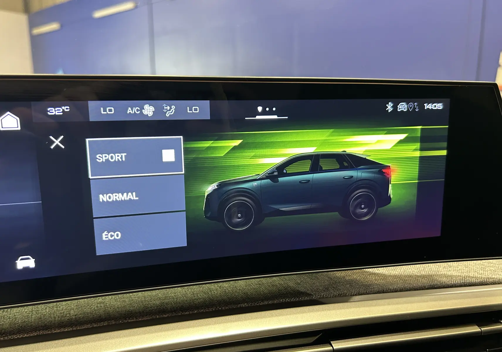 Affichage intérieur du tableau de bord montrant le mode de conduite avec une illustration latérale droite du Peugeot 3008 bleu Ingaro.