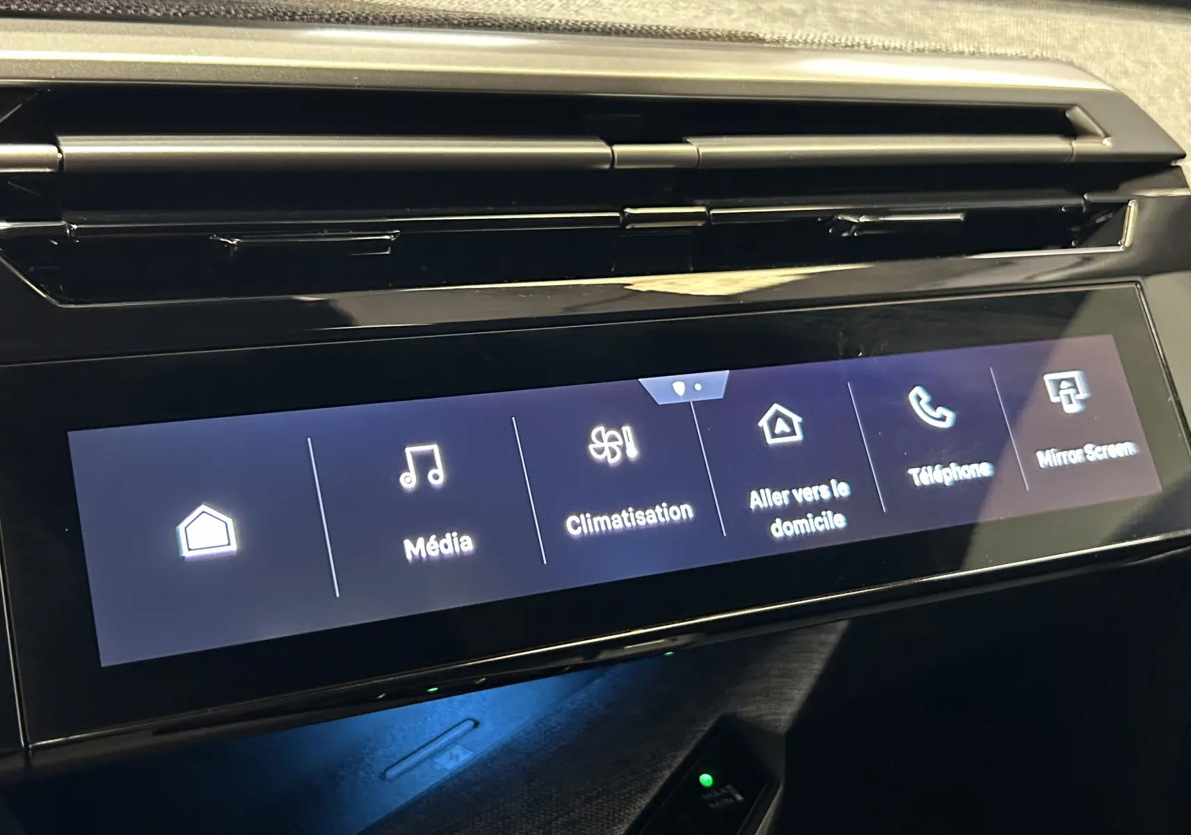 Écran tactile central du Peugeot 3008 Hybrid 2024 affichant les options média, climatisation, navigation, téléphone et Mirror Screen.