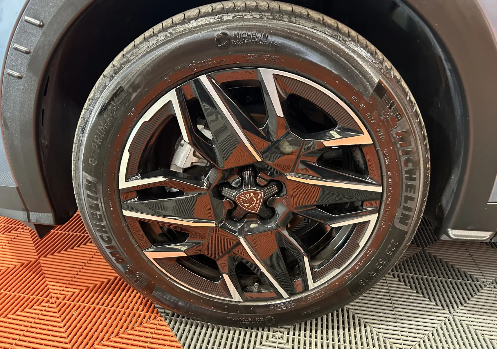 Gros plan sur la jante noire et argentée du Peugeot 3008 III Hybrid 2024, avec pneu Michelin visible.