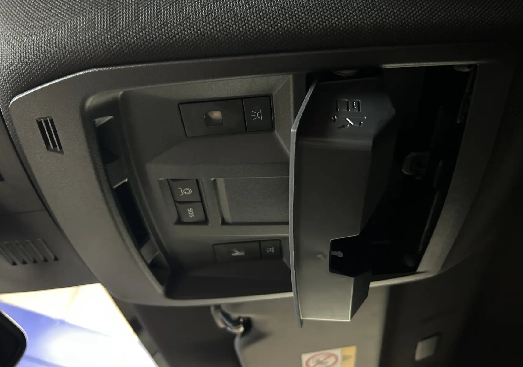 Gros plan sur le plafonnier noir avec commandes et compartiment ouvert dans l’habitacle d’un Peugeot 3008 bleu Ingaro.