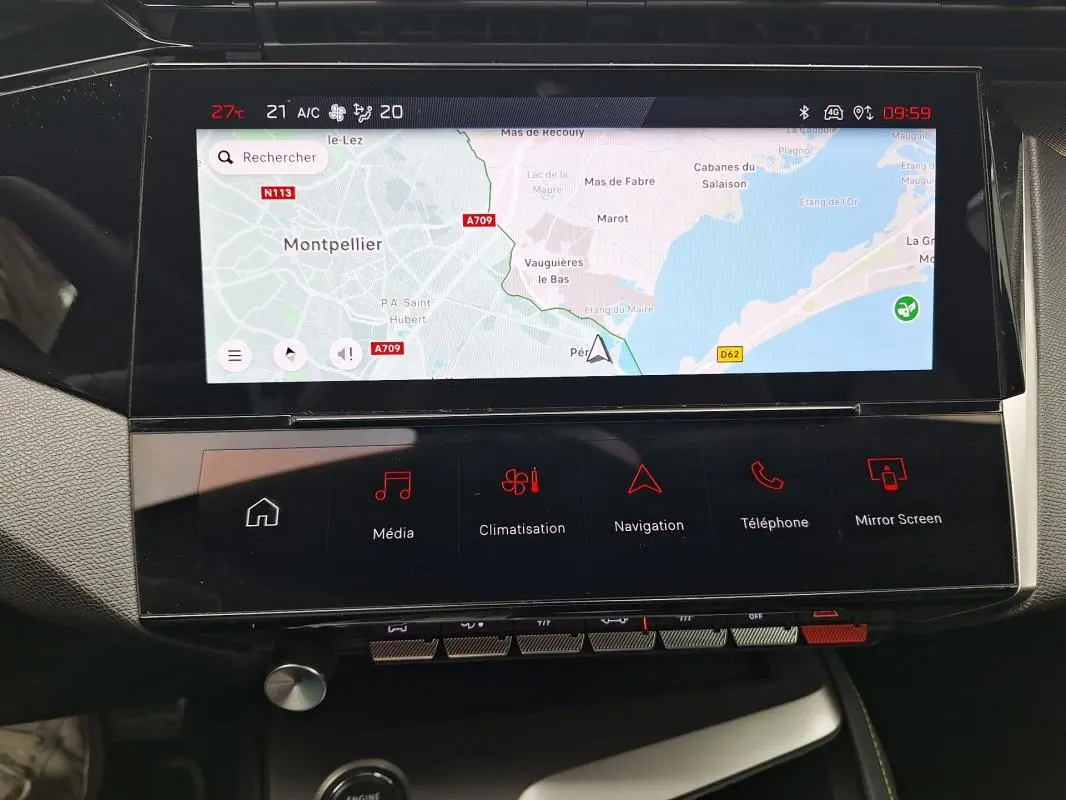 Écran tactile central de la Peugeot 308 Hybrid gris, affichant la navigation avec carte de Montpellier.