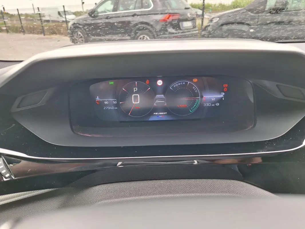 Vue rapprochée du cockpit numérique de la Peugeot 308 Hybrid 145 e-DCS6 GT, affichage digital clair et moderne.