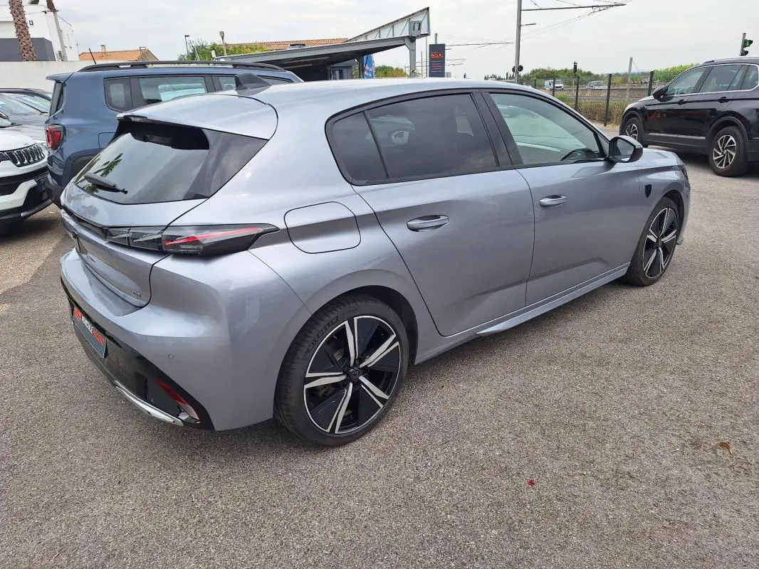 Vue 3/4 arrière droite d'une Peugeot 308 Hybrid 145 e-DCS6 GT gris métallisé avec jantes alliage 18 pouces.