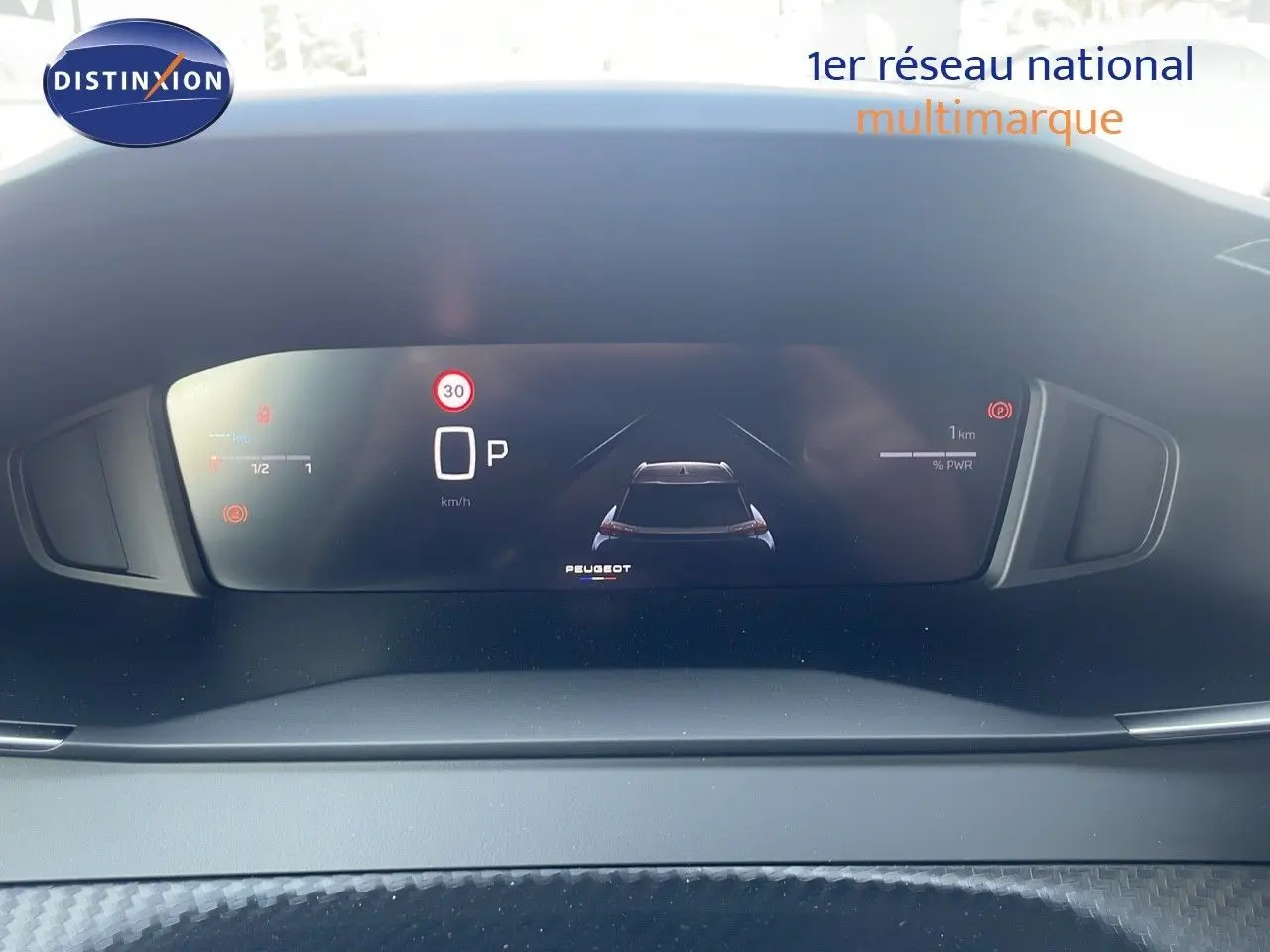 Tableau de bord numérique du Peugeot 2008 Hybrid 136ch, affichage digital avec indicateur de vitesse et vue arrière stylisée.