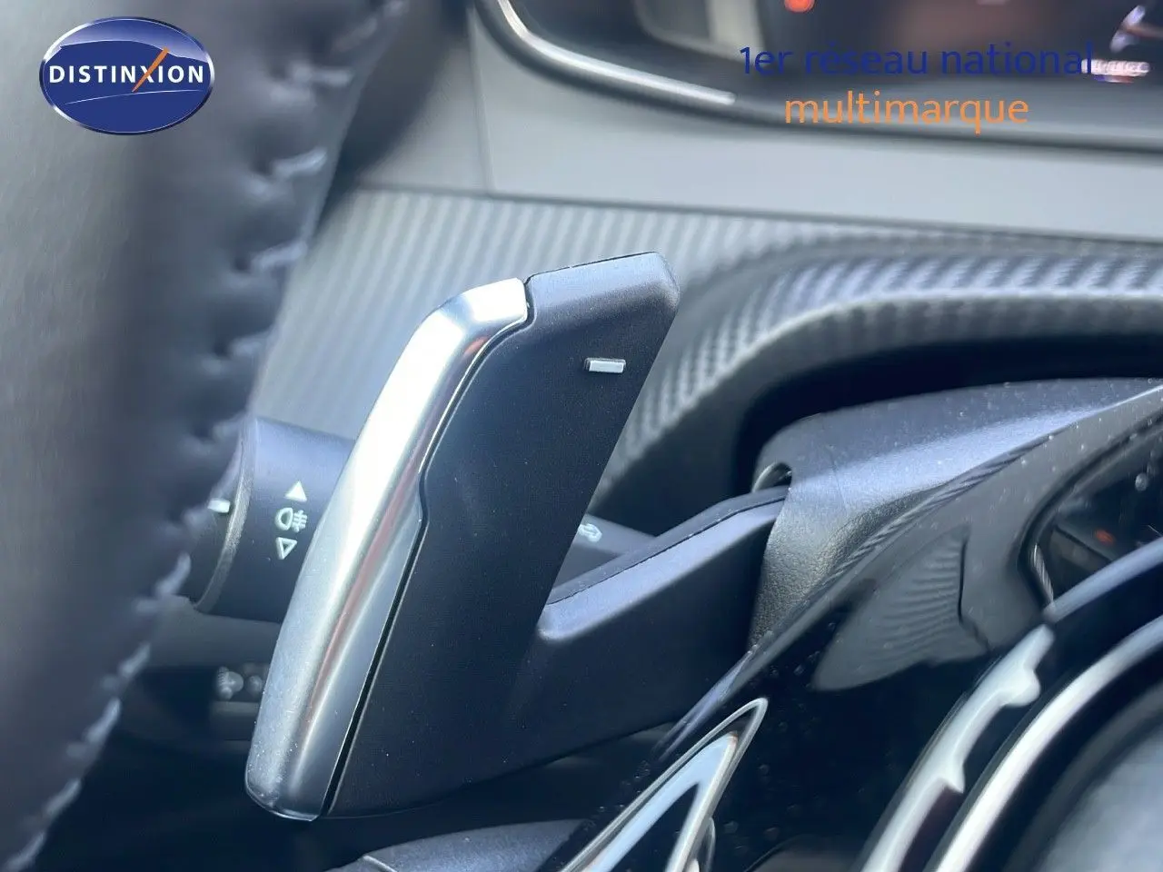 Le levier de commande de boîte automatique dans l'habitacle d'une Peugeot 2008 gris Artense 2025.