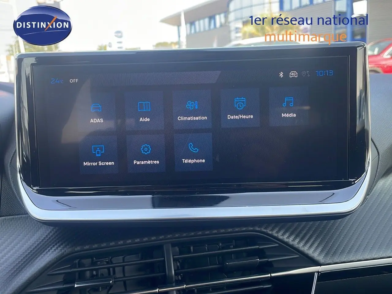 Écran tactile central affichant les menus de la climatisation et multimédia dans le Peugeot 2008 gris Artense 2025.