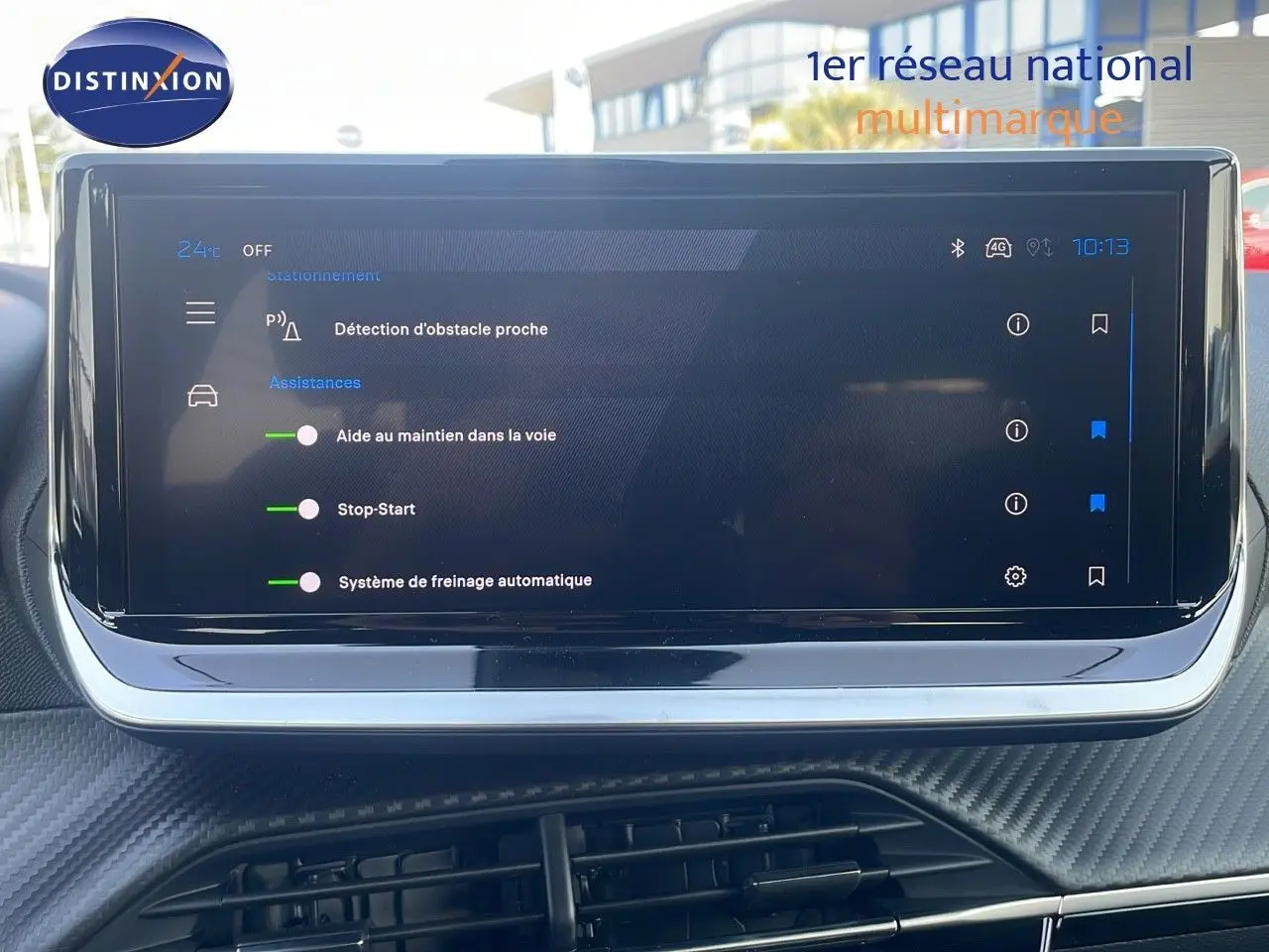 Écran tactile central du Peugeot 2008 Hybrid 136ch Allure 2025 affichant les aides à la conduite.