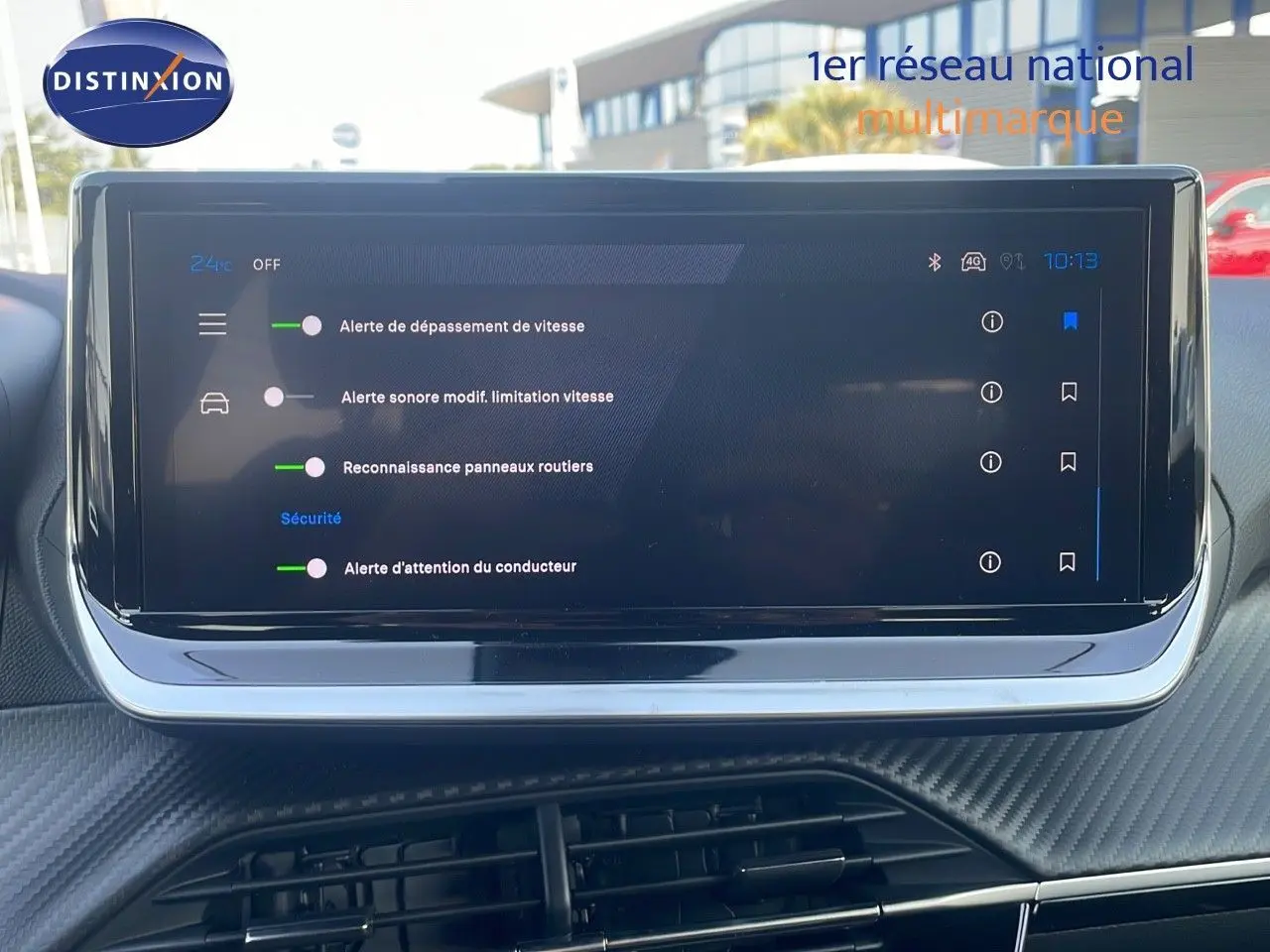 Écran tactile du tableau de bord du Peugeot 2008 Hybrid gris Artense, affichant les alertes de sécurité conducteur.