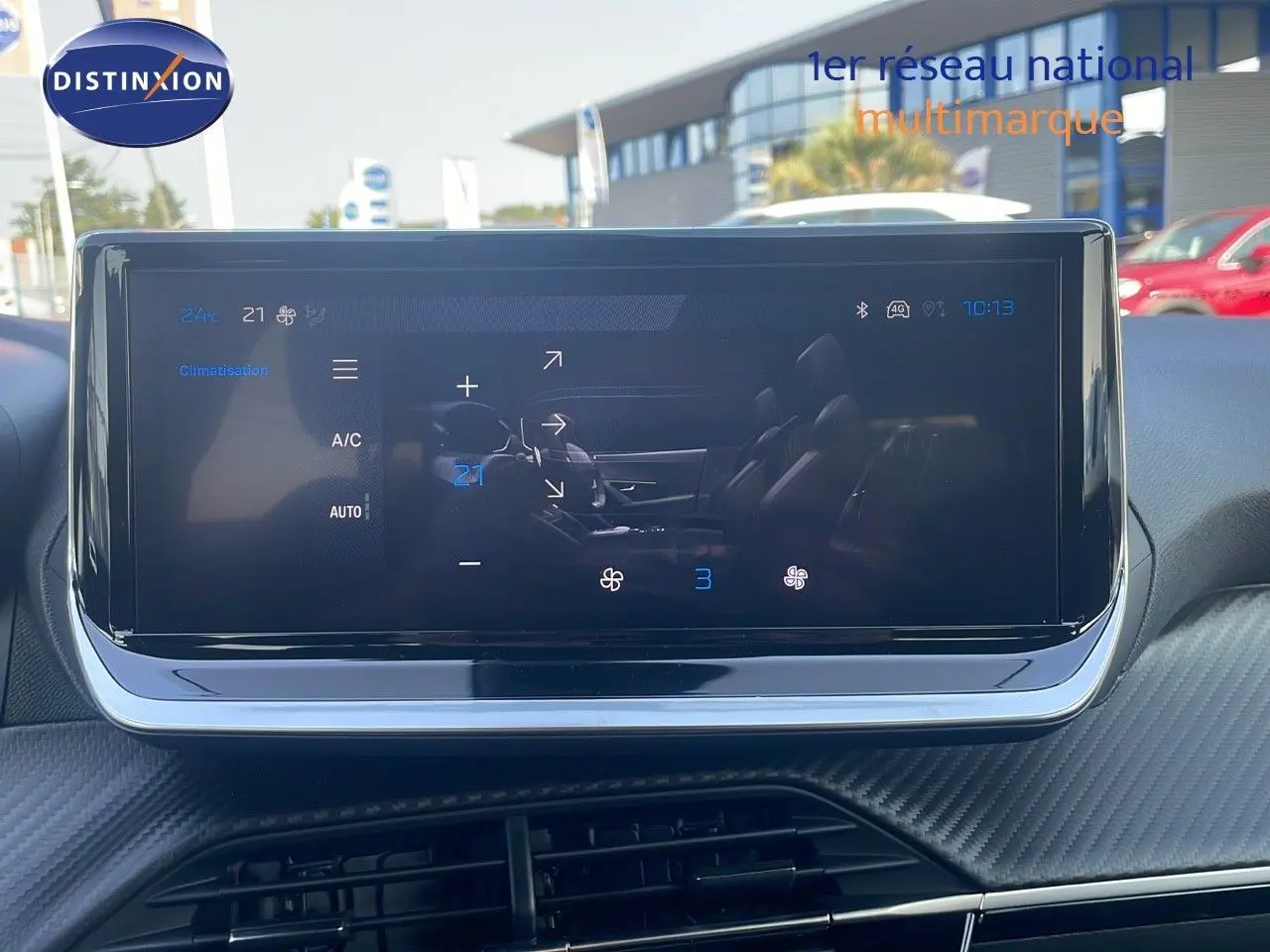 Écran tactile central du tableau de bord du Peugeot 2008 gris Artense, affichant la climatisation automatique.