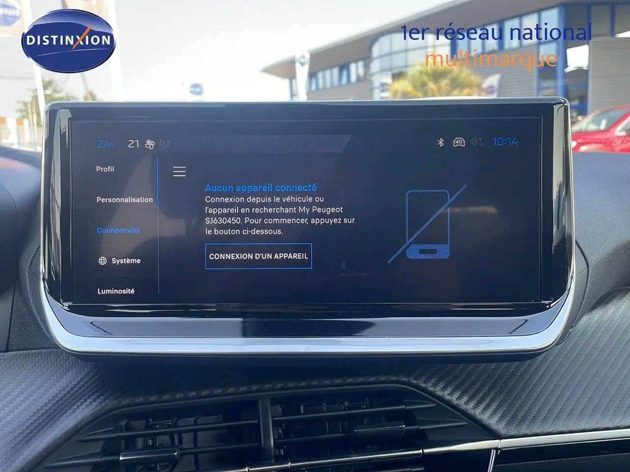 Écran tactile central du tableau de bord du Peugeot 2008 gris Artense, affichant le menu de connexion appareil.