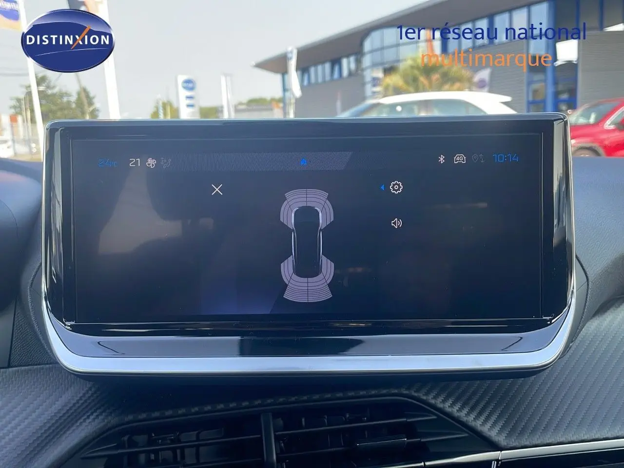 Écran tactile central du tableau de bord du Peugeot 2008 gris Artense Metal, affichant les capteurs de proximité.