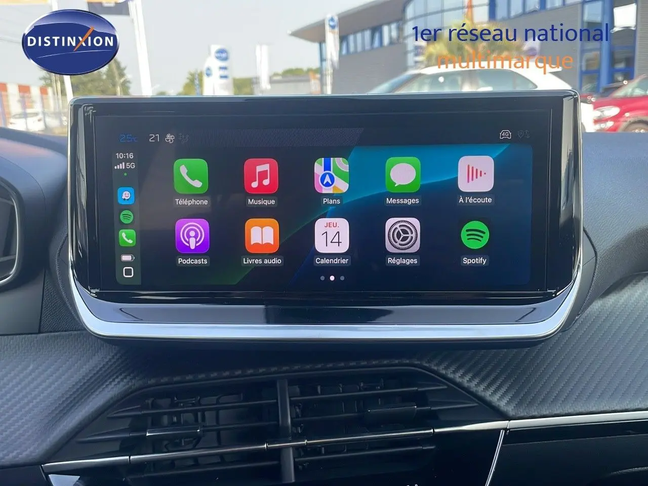 Écran tactile central affichant les applications Apple CarPlay dans l'habitacle d'une Peugeot 2008 Hybride 2025.