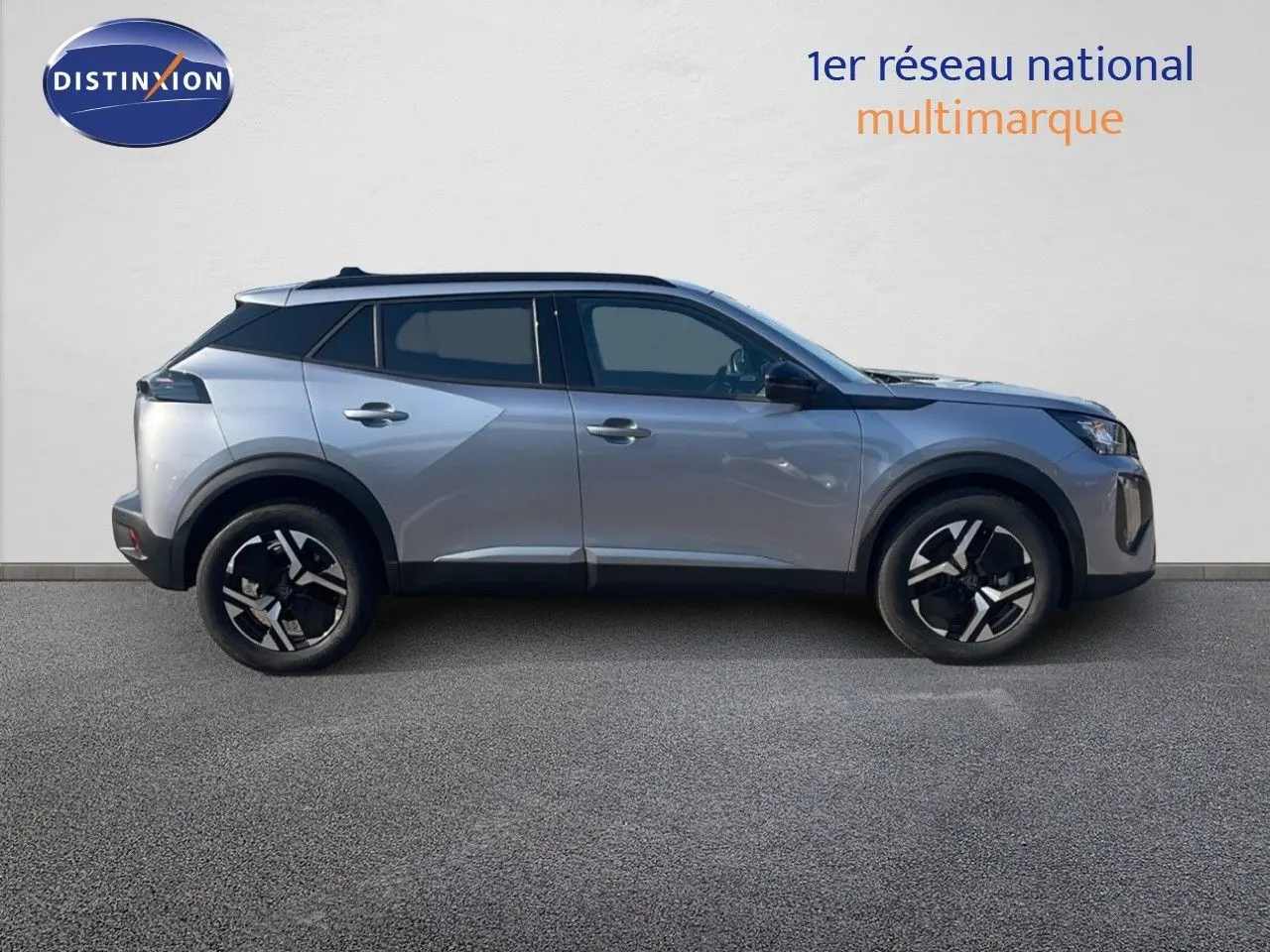 Profil côté gauche du Peugeot 2008 Hybrid 136ch Allure gris Artense métallisé avec jantes bi-ton et toit noir.