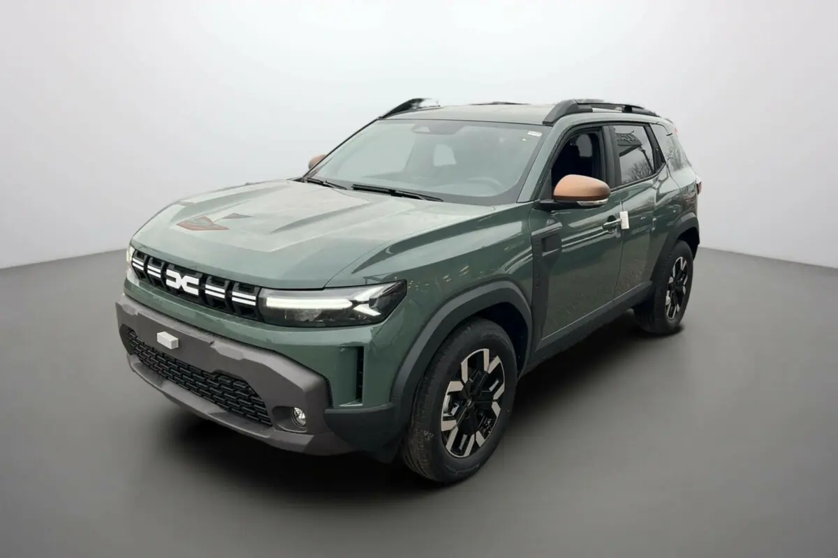 Dacia Duster TCE 130 4x2 Extreme Cold Tech 2025 en kaki lichen, vue 3/4 avant avec rétroviseurs beige sable.