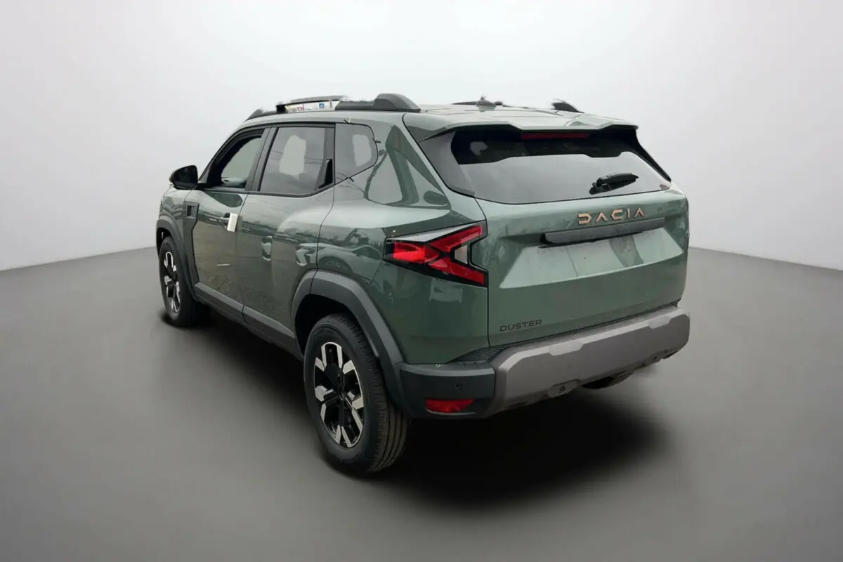 Vue 3/4 arrière droite du Dacia Duster 2025 kaki lichen avec logo et feux arrière en forme de flèche.