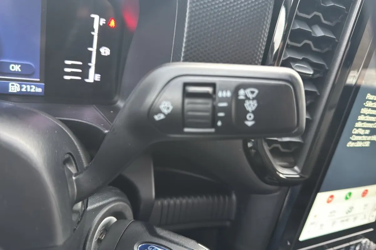 Gros plan sur la commande d'essuie-glace et le tableau de bord numérique du Ford Ranger blanc glacier 2025.