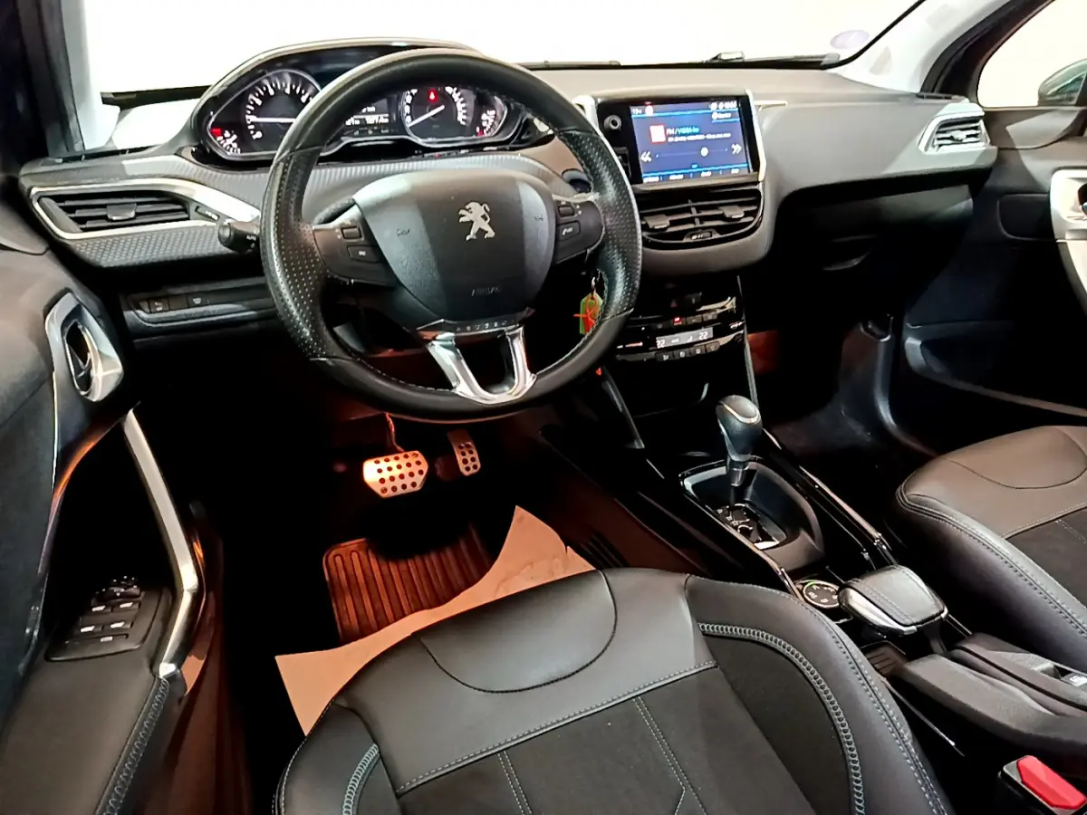 Intérieur de la Peugeot 2008 Crossway 2019, vue avant centrée sur le volant cuir et l’écran tactile couleur.