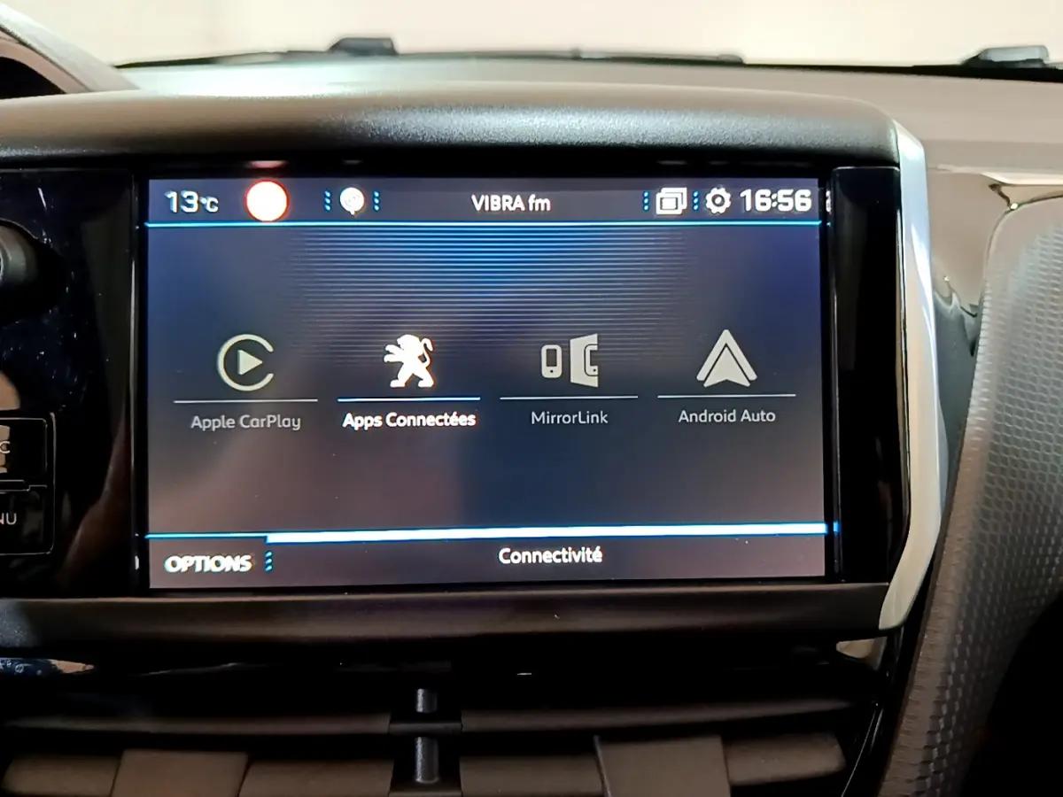 Écran tactile central du Peugeot 2008 gris foncé 2019 affichant les options Apple CarPlay et Android Auto.