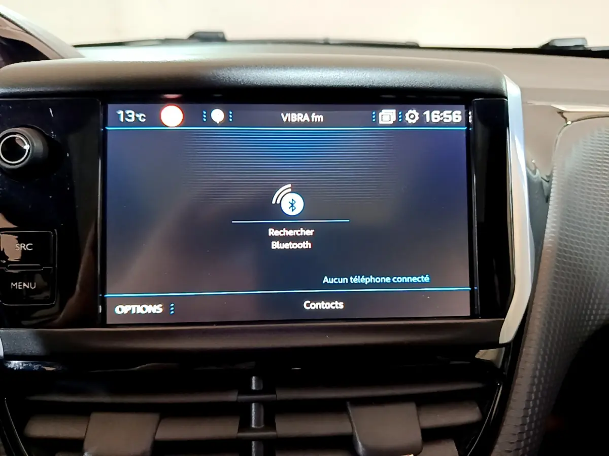Écran tactile central affichant la recherche Bluetooth dans l’habitacle du Peugeot 2008 gris foncé de 2019.