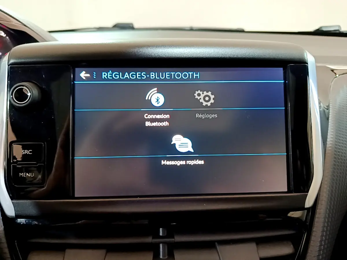 Écran tactile central affichant les réglages Bluetooth du Peugeot 2008 gris foncé, vue rapprochée de l'intérieur.