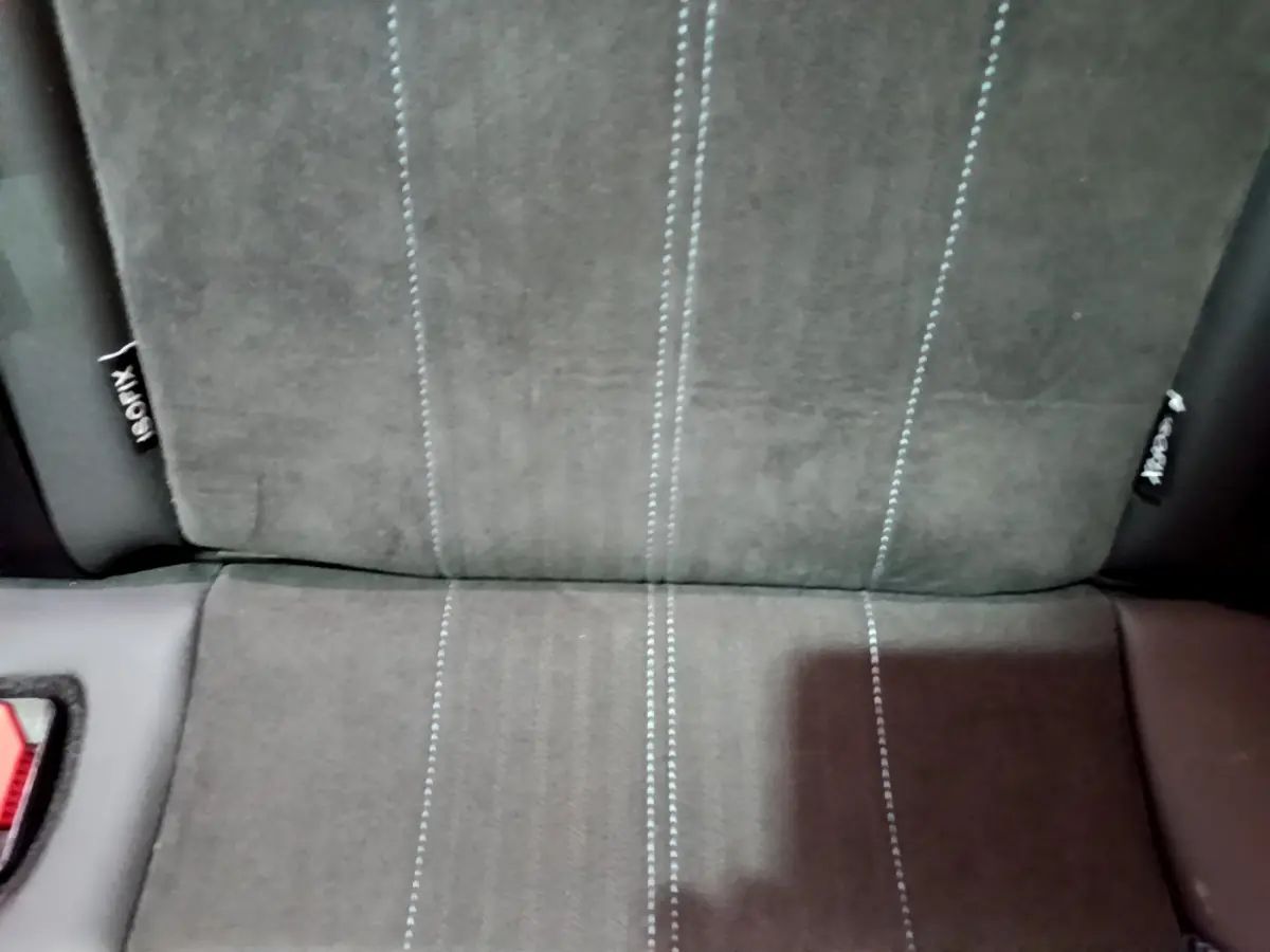 Gros plan sur la banquette arrière gris foncé avec coutures contrastantes du Peugeot 2008 Crossway 2019.