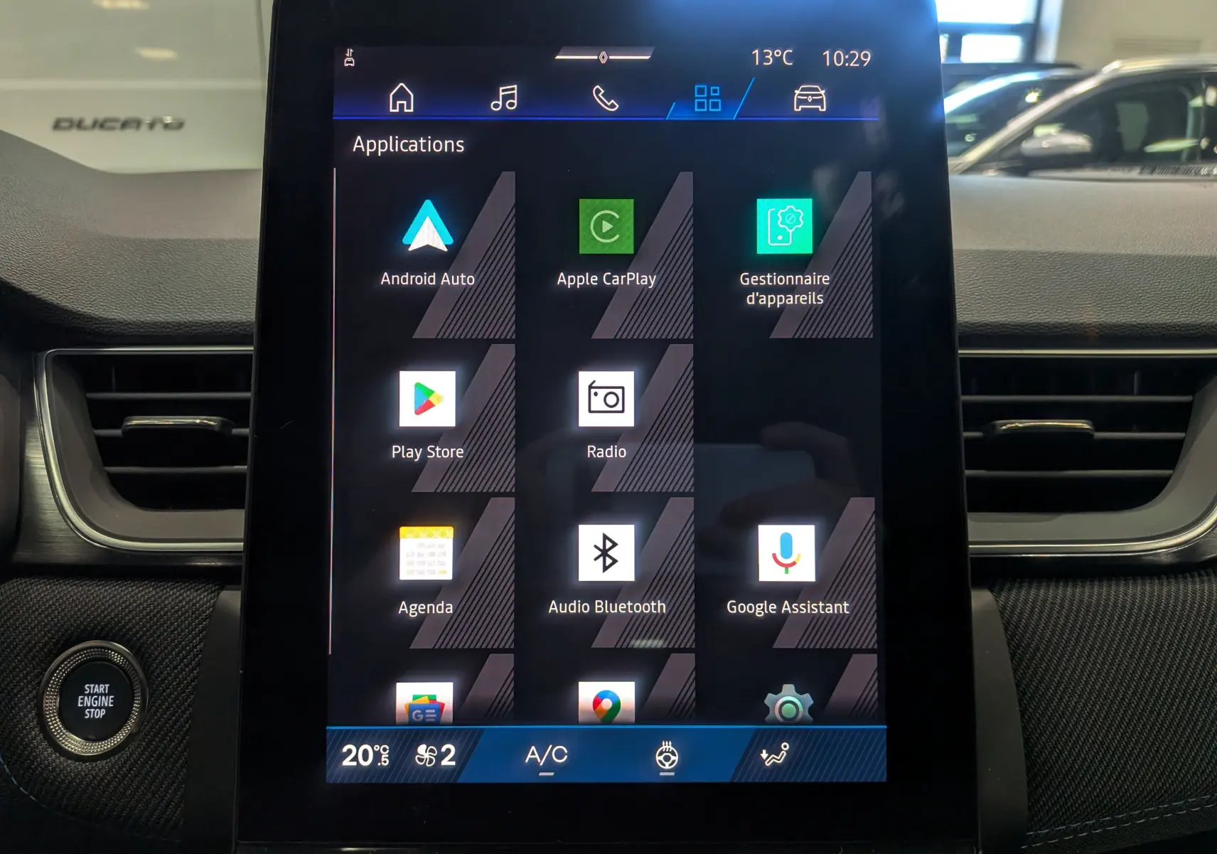 Écran tactile central du tableau de bord de la Renault Symbioz E-TECH, affichant les applications connectées.