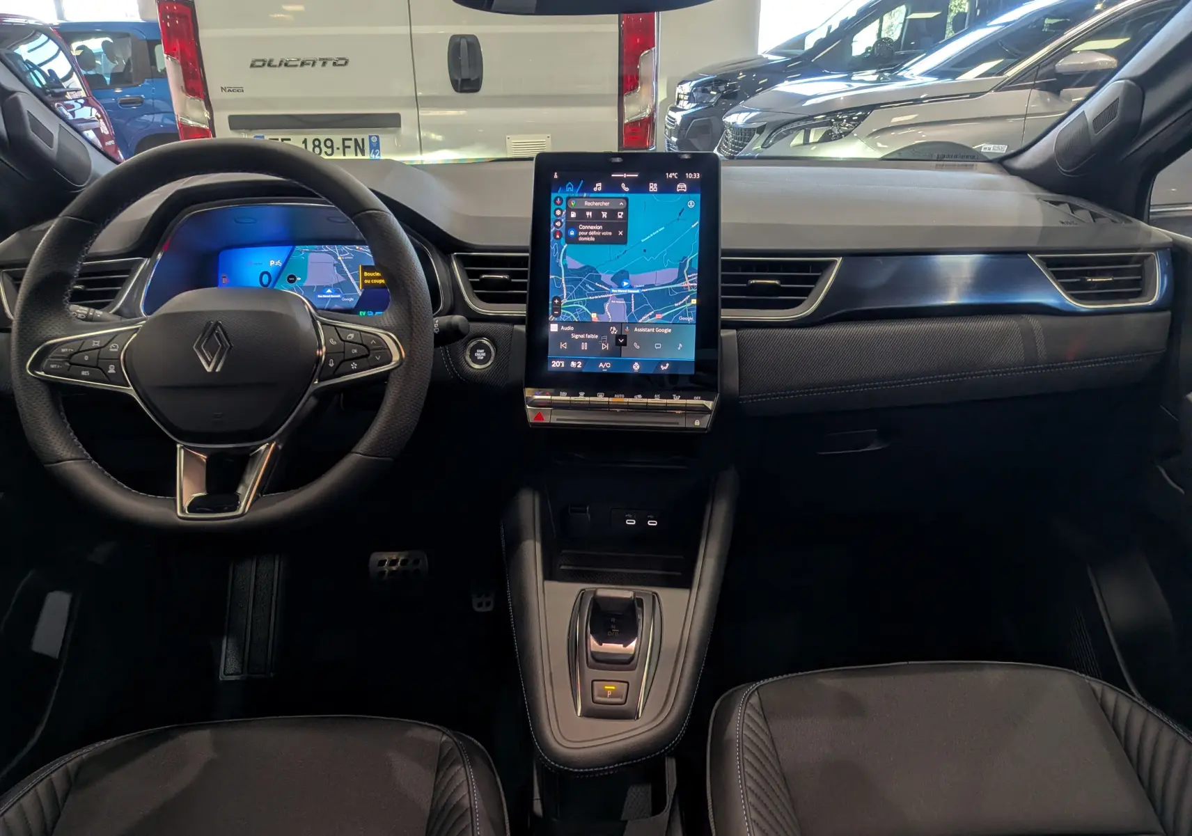 Vue intérieure frontale du tableau de bord de la Renault Symbioz gris Cassiopé avec écran tactile vertical et volant multifonction.