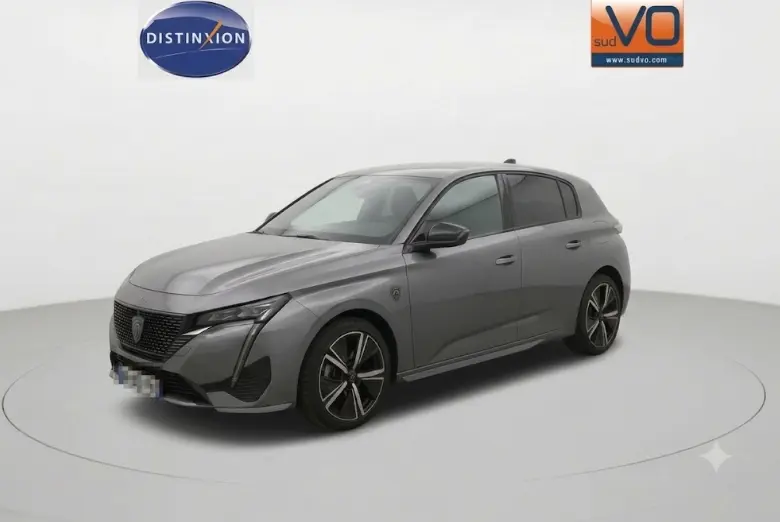 Peugeot 308 Hybrid 145 e-DCS6 GT gris vue 3/4 avant droit avec jantes alliage 18 pouces et calandre distinctive.