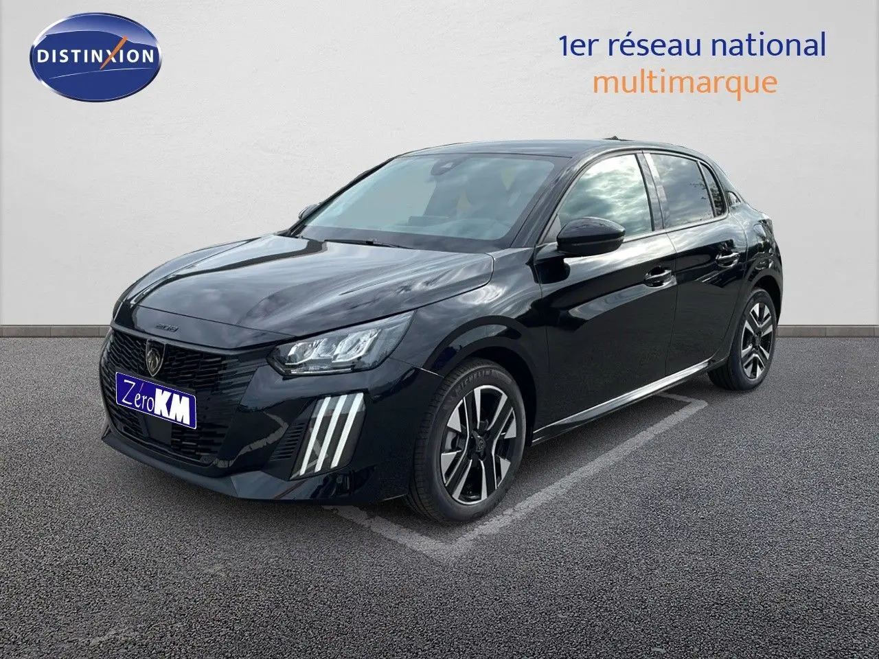 Peugeot 208 noir perla metal vue 3/4 avant droit avec feux LED et jantes alliage distinctives.