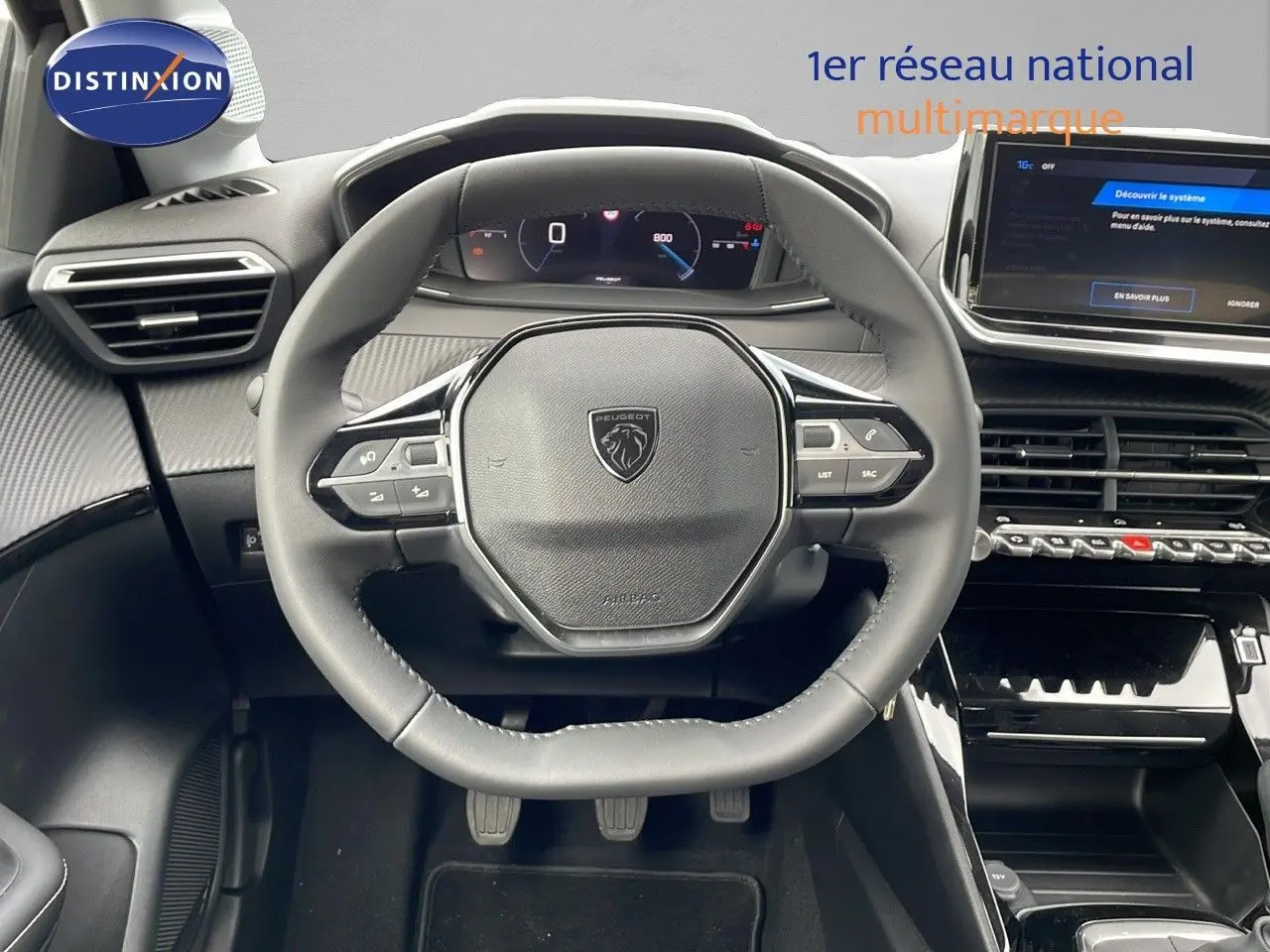 Vue rapprochée du volant compact et du tableau de bord numérique de la Peugeot 208 noire, version 2024 essence.