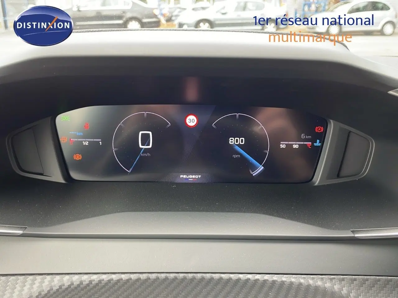 Vue rapprochée du tableau de bord numérique de la Peugeot 208 2024 noir perla metal avec affichage digital moderne.