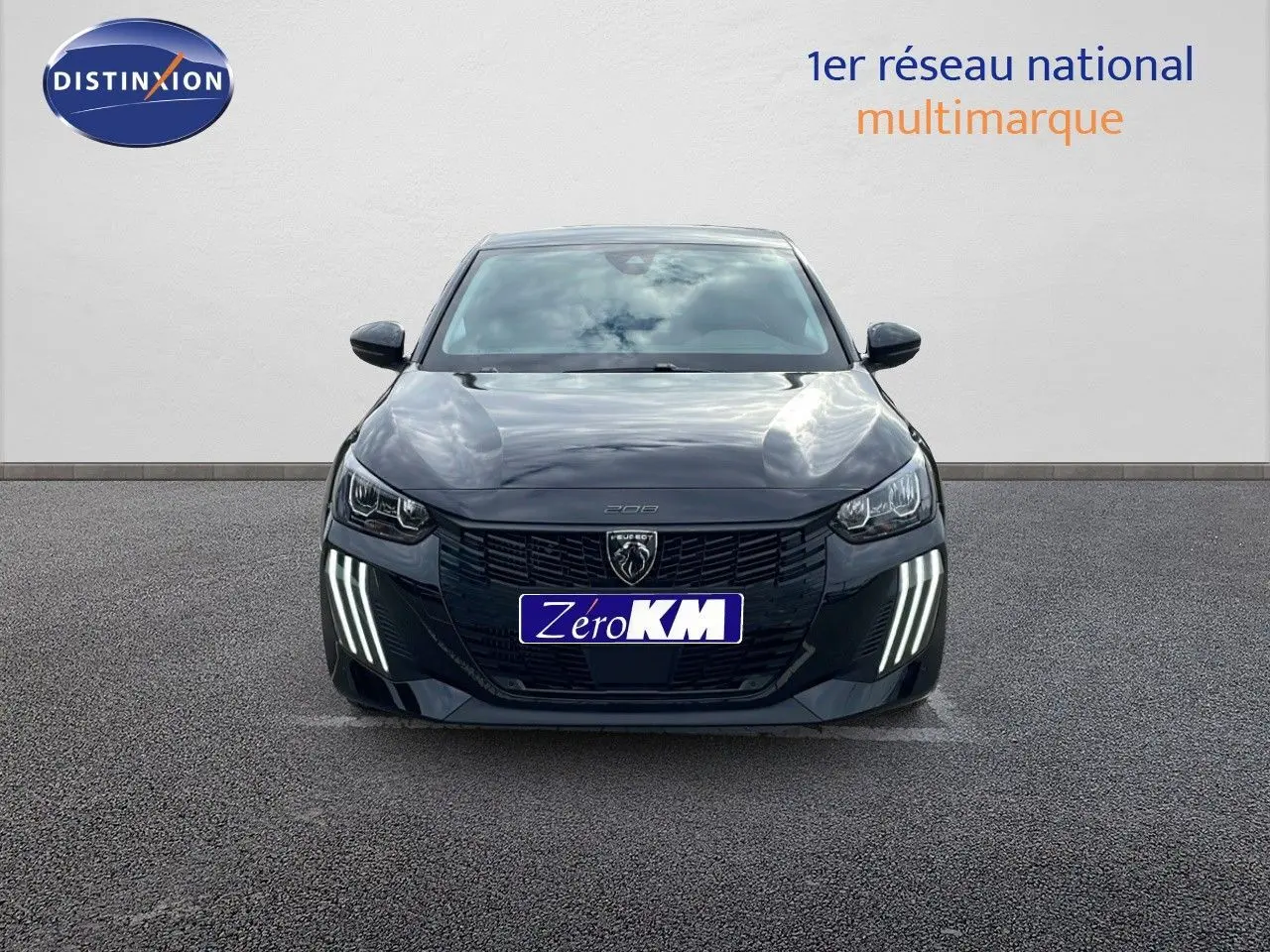 Peugeot 208 noir Perla Metal vue de face, avec ses phares LED distinctifs allumés sur un fond neutre.