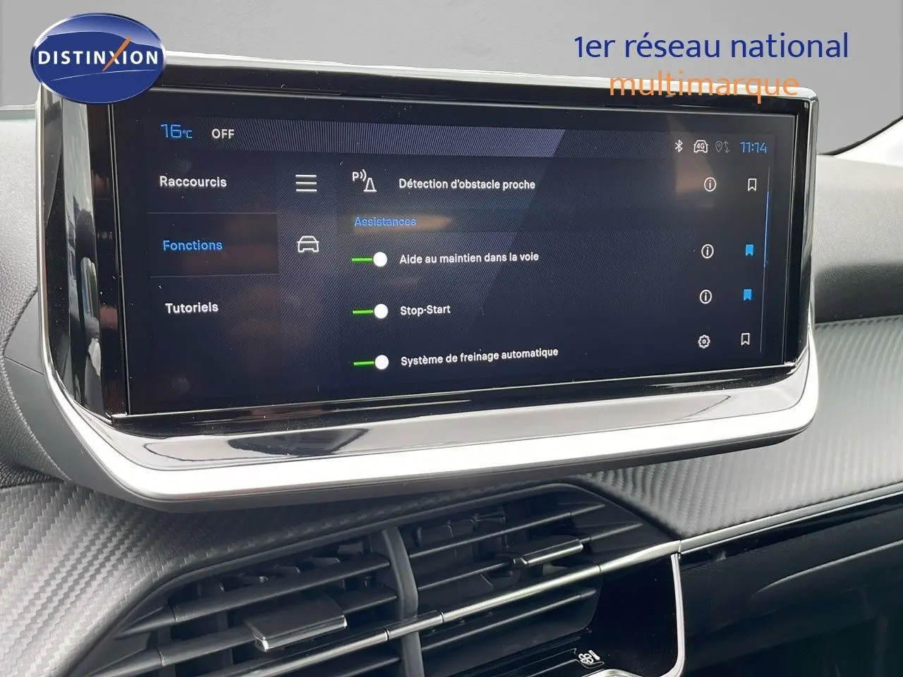 Écran tactile central affichant les aides à la conduite dans l'habitacle d'une Peugeot 208 noire 2024.