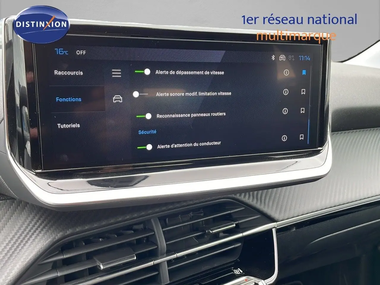 Écran tactile central affichant les réglages d'alerte de vitesse dans l'habitacle d'une Peugeot 208 noire.