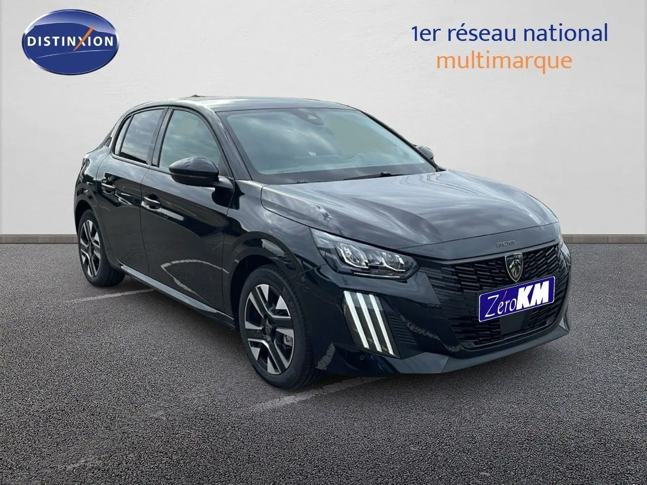 Peugeot 208 noir perla metal vue 3/4 avant droit, mettant en valeur ses phares LED et sa calandre distinctive.