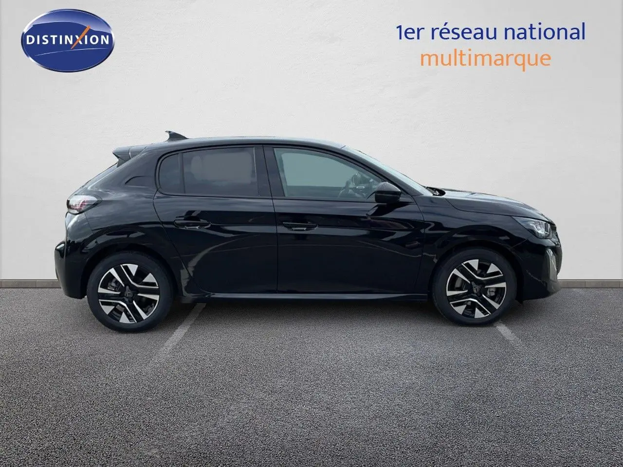 Profil côté gauche de la Peugeot 208 noire Perla Metal 2024 avec jantes alliage et vitres teintées.
