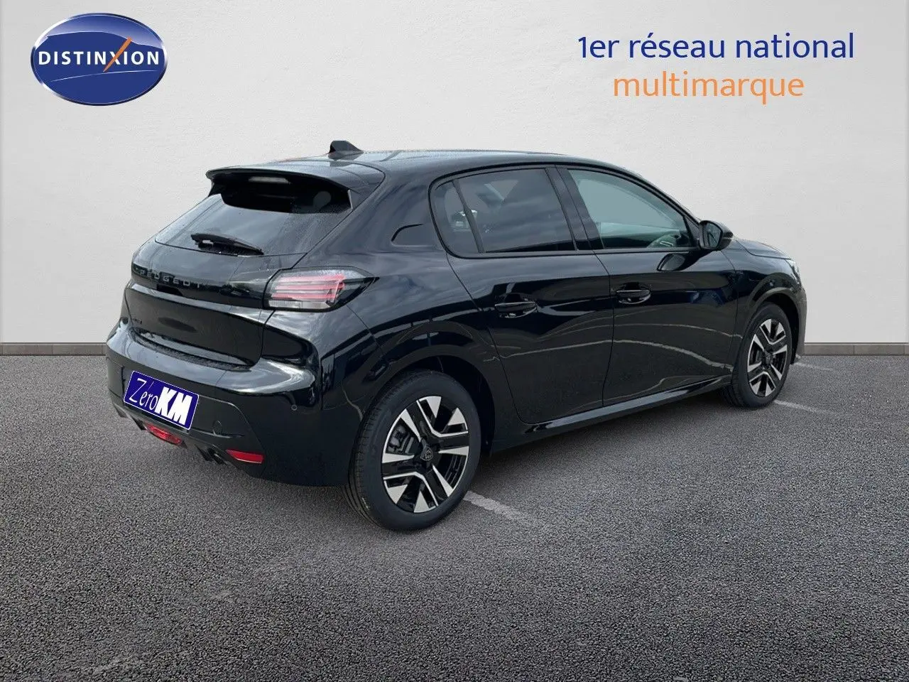 Peugeot 208 noir perla metal vue 3/4 arrière côté droit, avec jantes alliage et feux LED distinctifs.