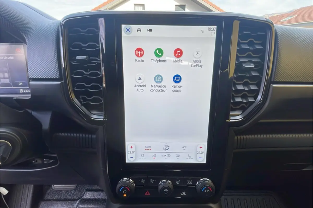 Vue frontale de l'écran tactile 10 pouces du Ford Ranger 2025 gris commander, avec commandes clim et multimédia visibles.